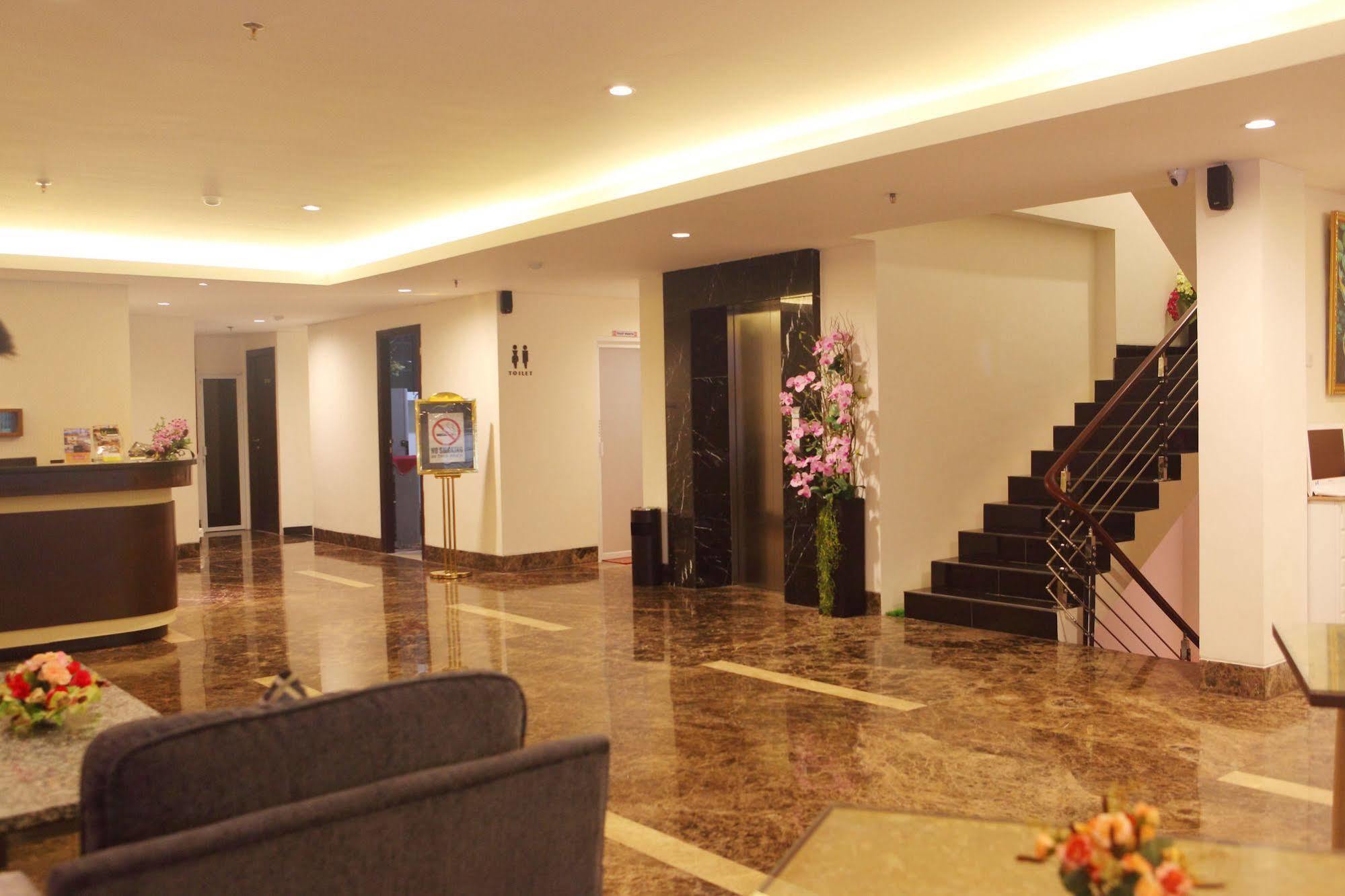 Miko Hotel Makassar Exterior photo